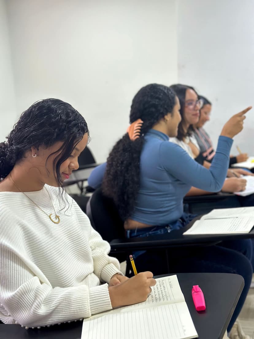 Profesor con estudiantes